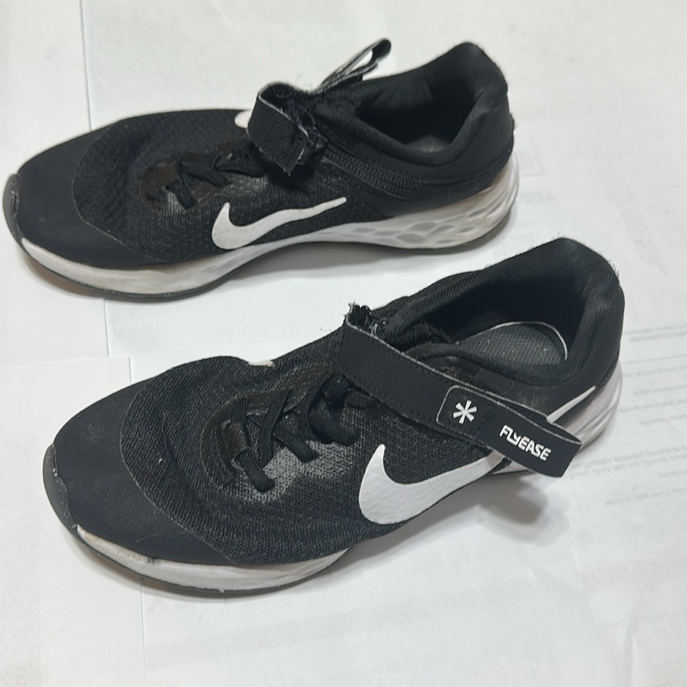 Nike FlyEase  Kids Black and White Running Shoes - Picture 2 of 4